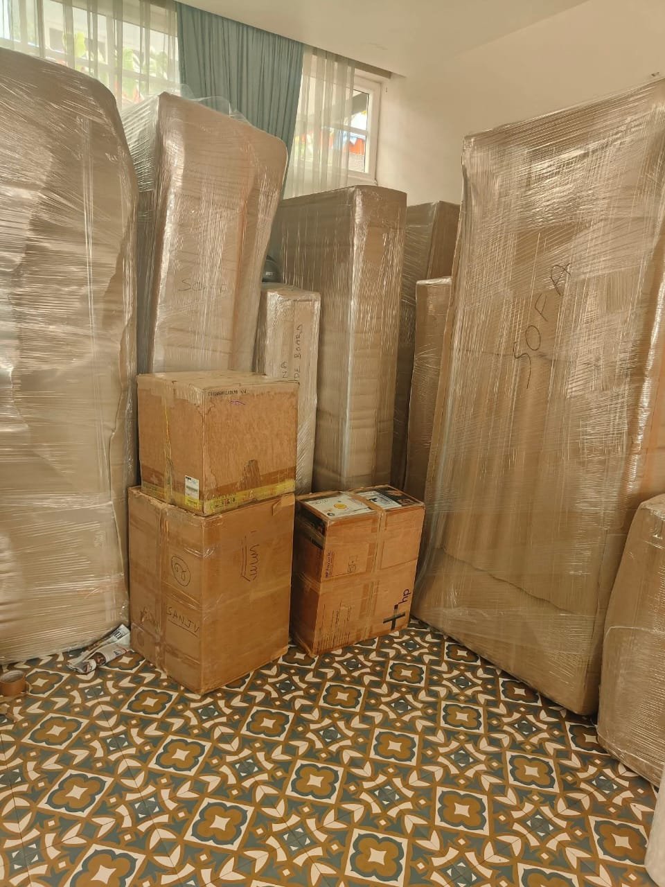 Moving truck with professional unloading service in Bangalore